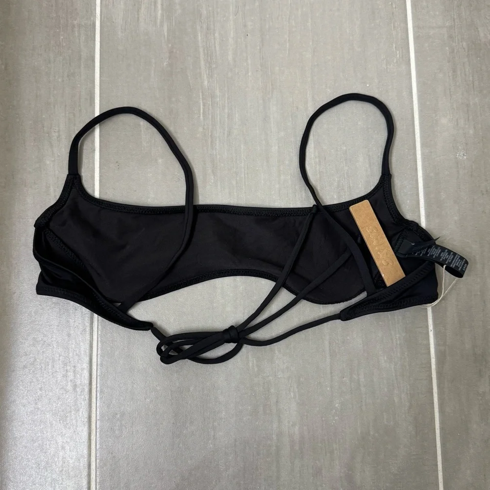 SKIMS SWIM MICRO SCOOP BIKINI TOP IN ONYX